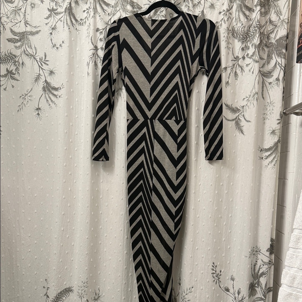 Freeway Black and Gray Geometric Long Sleeve Dress - Picture 4 of 4